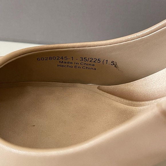 ❌SOLD❌ Charles & Keith point toe casual heels 👠 - Picture 2 of 7